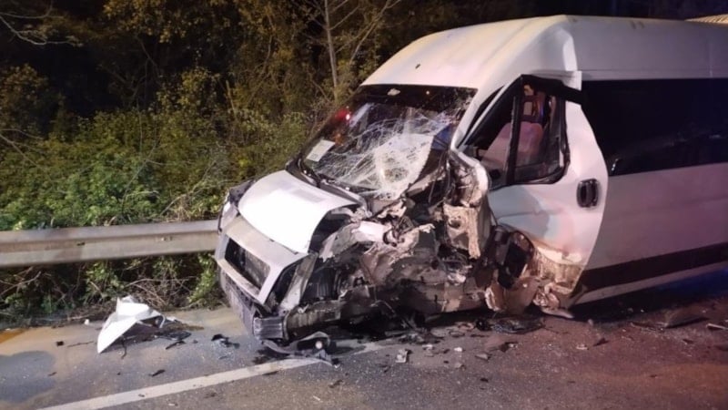 Beykoz'da Servis Minibüsü ile Otomobil Çarpıştı, 11 Kişi Yaralandı