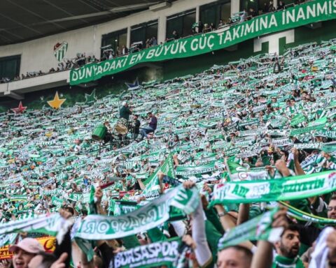 Bursaspor'un Kombineleri Tükendi, Taraftarın Desteğiyle Yeni Sezonda Hedef Büyük