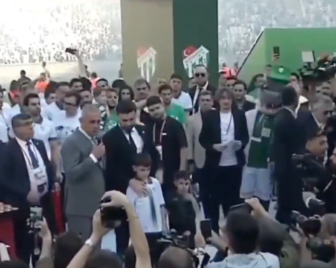 Bursaspor'un Şampiyonluk Töreninde İbrahim Hacıosmanoğlu'na Yoğun Protesto