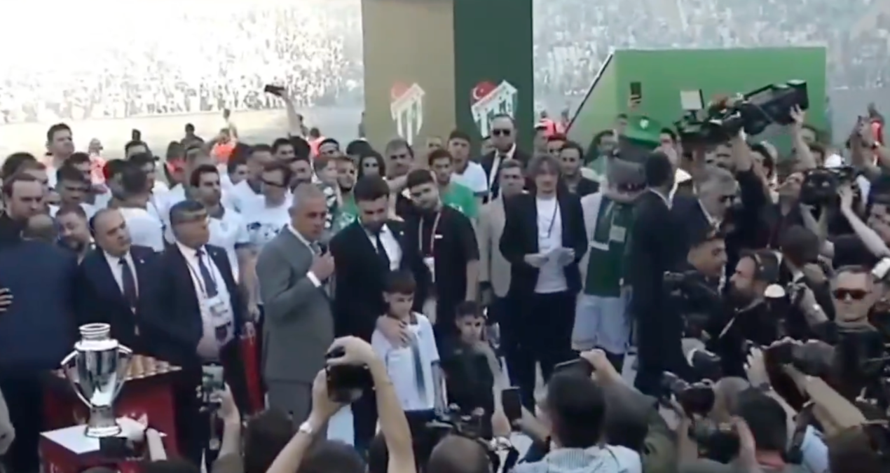 Bursaspor'un Şampiyonluk Töreninde İbrahim Hacıosmanoğlu'na Yoğun Protesto