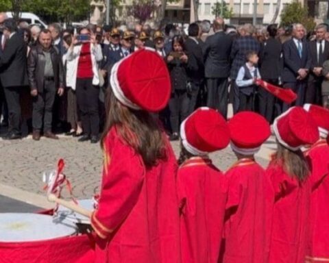 CHP'nin Gaziantep'teki 23 Nisan Kutlamalarında Mehter Gösterisine Tepkisi Dikkat Çekti