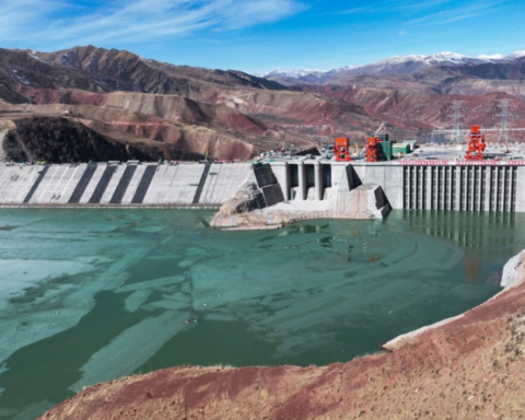 Çin'de 3.300 Metre Yükseklikte Yenilenebilir Enerji Üretimi Başladı