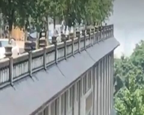 Çin'de Beş Katlı Binanın Çatısı, Aktif Kamu Yolu Olarak Kullanılıyor