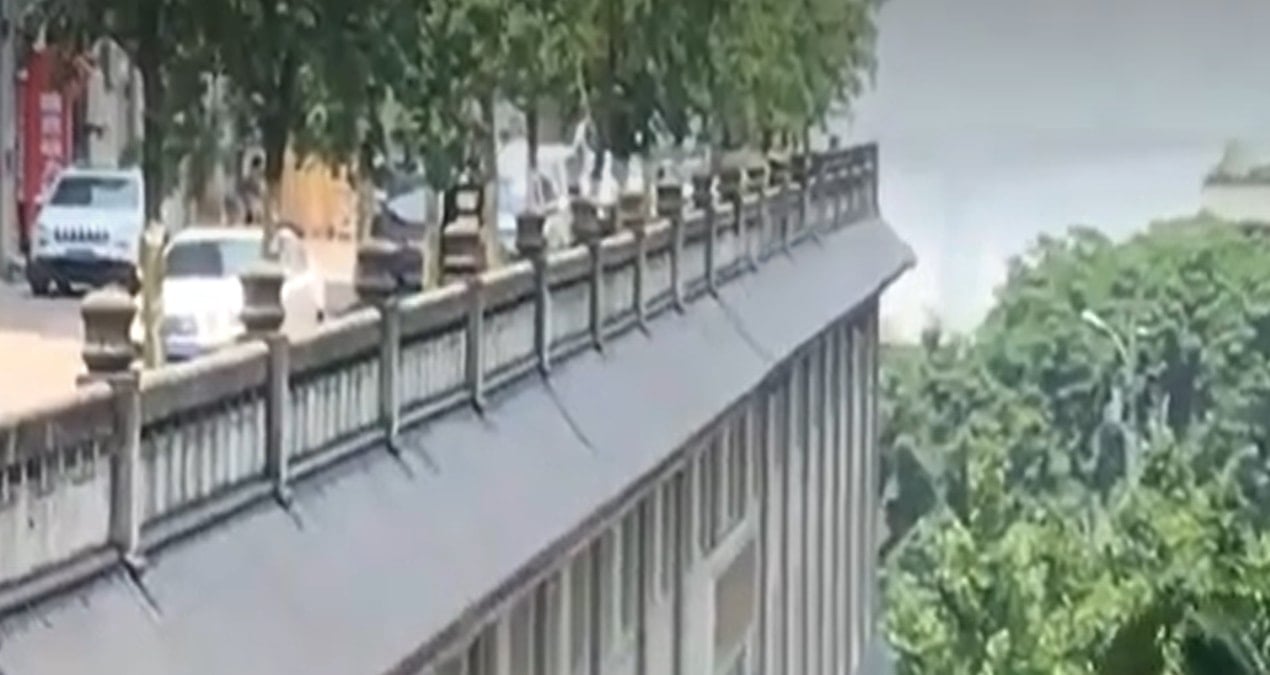 Çin'de Beş Katlı Binanın Çatısı, Aktif Kamu Yolu Olarak Kullanılıyor