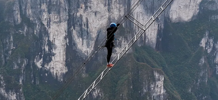 Çin'in Gökyüzü Merdiveni: Adrenalin Dolu Bir Dağ Tırmanışı Deneyimi
