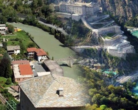 Çocuk sahibi olmak isteyen kadınlar, İtalya'nın Bard köyünde ritüel gerçekleştiriyor