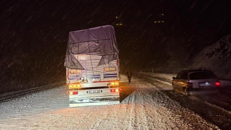 Çorum'un Alaca İlçesinde Kar Yağışı Sürücüleri Zor Durumda Bıraktı