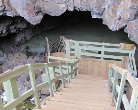 Donmuş Bir Dünya: Bandera Buz Mağarası'nın Sıra Dışı Özellikleri