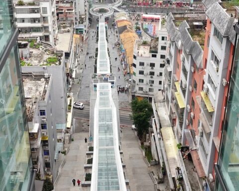 Dünyanın En Uzun Açık Hava Dağ Yürüyen Merdiveni Çin'de Hizmete Girdi