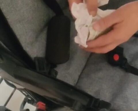 Elazığ'da Zabıta Ekipleri Dilencinin Bebek Arabasına Sakladığı Paraları Buldu