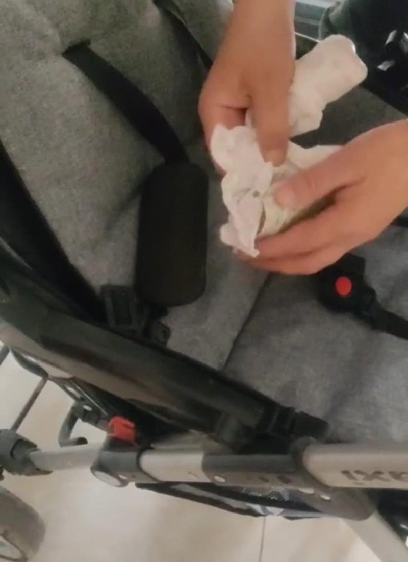 Elazığ'da Zabıta Ekipleri Dilencinin Bebek Arabasına Sakladığı Paraları Buldu