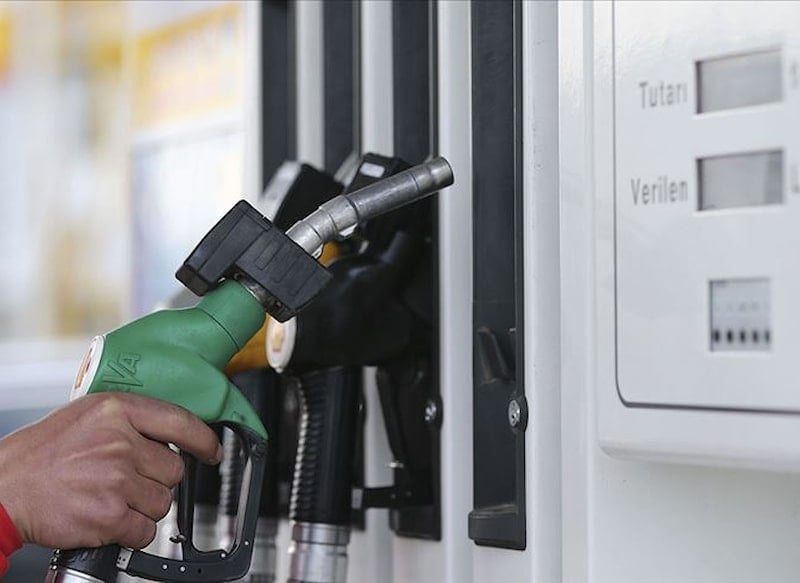 Enerji krizine rağmen Türkiye'de akaryakıt zamları iptal edildi