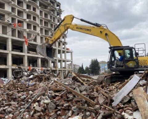Eskişehir'de Çöken Binanın Yanındaki Yapı Kontrollü Olarak Yıkıldı