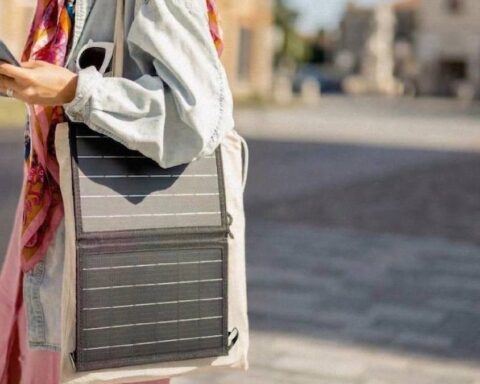 Esnek Güneş Enerjisi Modülü Mobil Cihazlar için Bağımsız Enerji Kaynağı Sunuyor