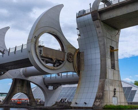 Falkirk Çarkı ile Gemi Geçiş Süresi 1 Günden 4 Dakikaya İndi