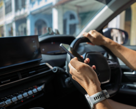 Fransa’da Trafikte Telefon Kullananların Ehliyetine El Konulacak Yaptırımlar Artıyor