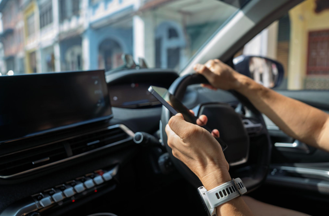 Fransa’da Trafikte Telefon Kullananların Ehliyetine El Konulacak Yaptırımlar Artıyor