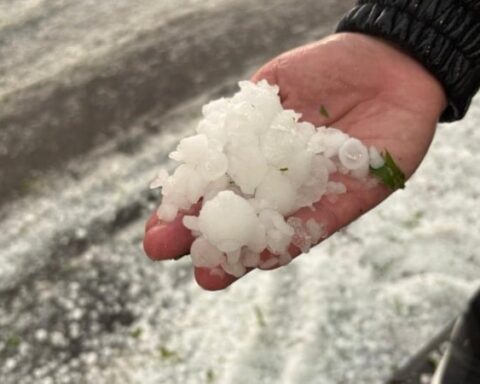 Gaziantep’te Ceviz Büyüklüğünde Dolu Yağışı Hayatı Olumsuz Etkiledi