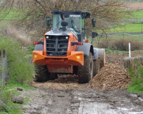 Gercüş’te Çamura Saplanan Araçtaki Hasta İçin Ekipler Seferber Oldu
