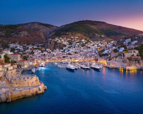 Hydra Adası'nda motorlu araç kullanımı yasak, ulaşım eşeklerle sağlanıyor