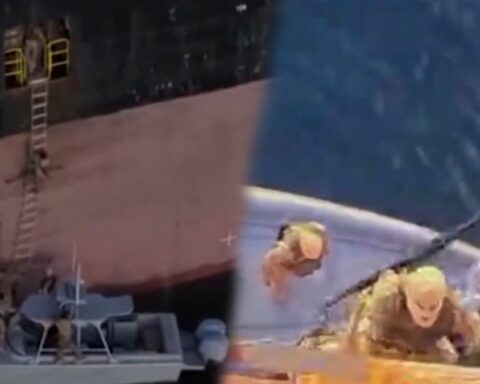 İran, Hürmüz Boğazı'nda İki Gemiye El Koydu