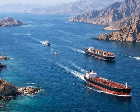 İran, Hürmüz Boğazı'ndaki ABD tehditlerine sert yanıt verdi