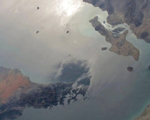 İran, Hürmüz Boğazı'ndaki Gemi Geçişlerini Sınırlıyor