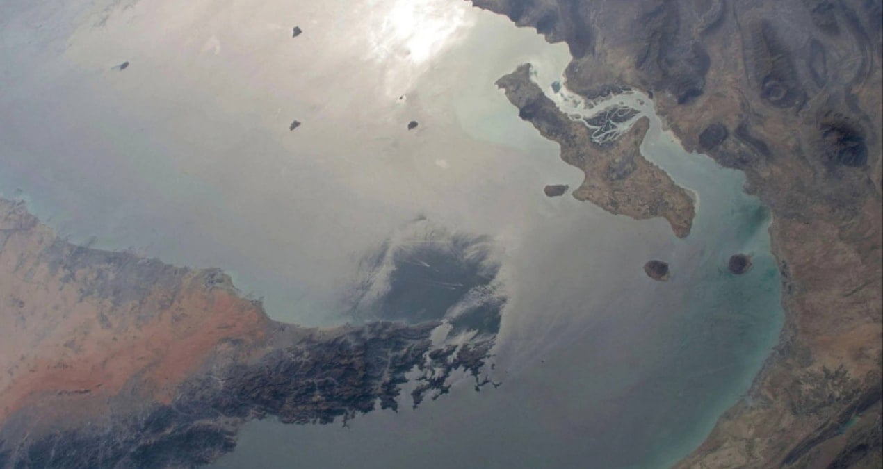 İran, Hürmüz Boğazı'ndaki Gemi Geçişlerini Sınırlıyor