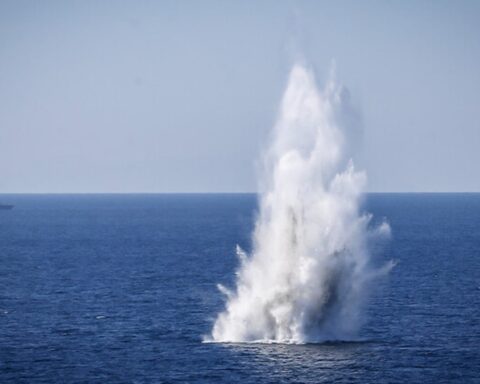 İran Hürmüz Boğazı'ndaki Mayınların Yerini Bilmediği için Ticaret Tehdit Altında