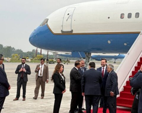 İran, Pakistan'da Müzakerelere Gelirken Savaşın Izlerini Taşıyor