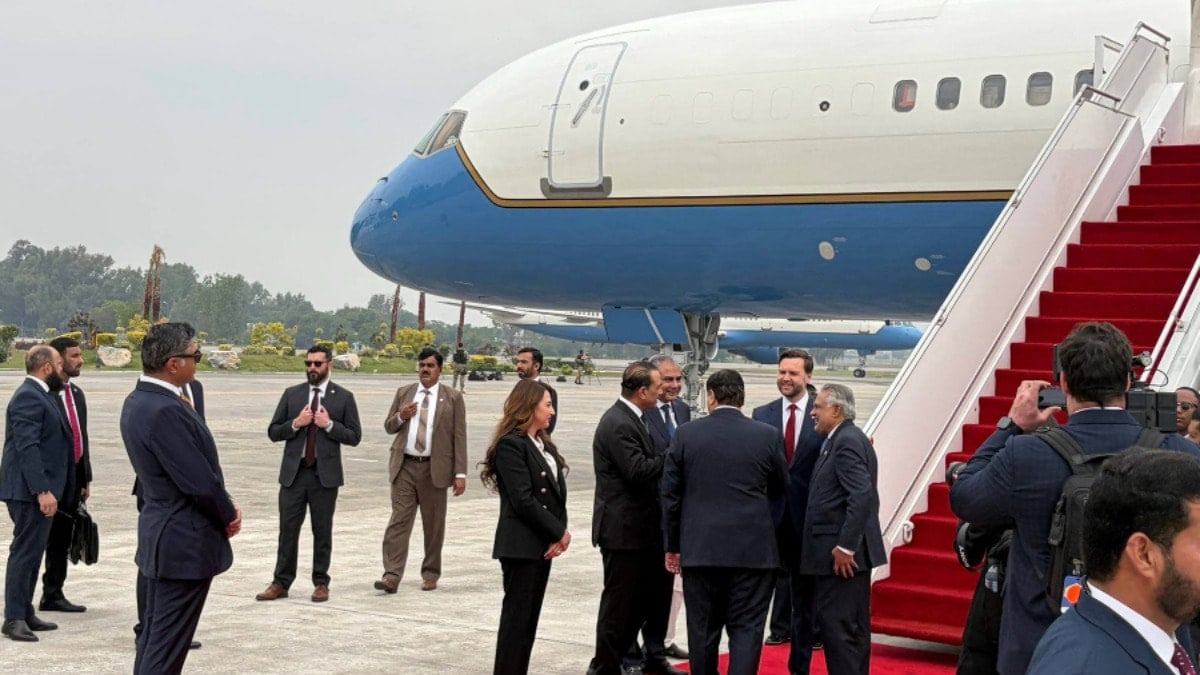 İran, Pakistan'da Müzakerelere Gelirken Savaşın Izlerini Taşıyor