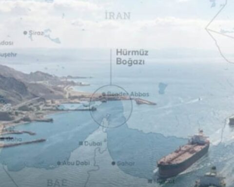 İran'ın Hürmüz Boğazı'nda Dolar Dışı Geçiş Ücreti Talepleri Enerji Piyasasında Dalgalanma Yaratabilir