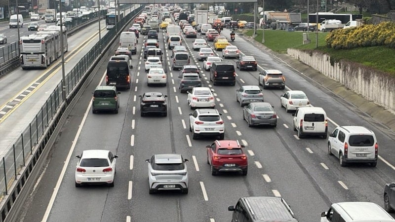 İstanbul Anadolu Yakası'nda trafik yoğunluğu yüzde 83 seviyesine ulaştı
