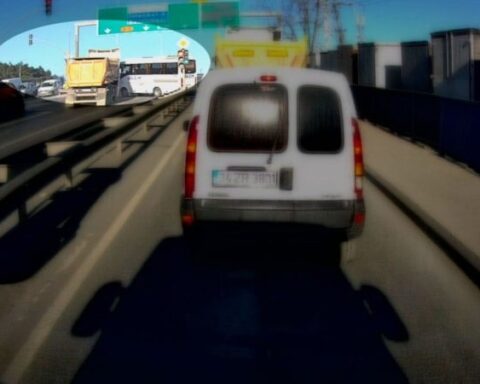 İstanbul Arnavutköy'de Kırmızı Işıkta Geçen Hafriyat Kamyonu Servis Minibüsüne Çarptı