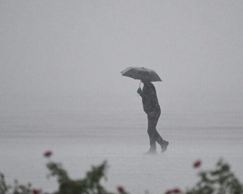 İstanbul'da Kuvvetli Yağış Uyarısı: Sıcaklıklar Mevsim Normallerinin Altına Düşecek