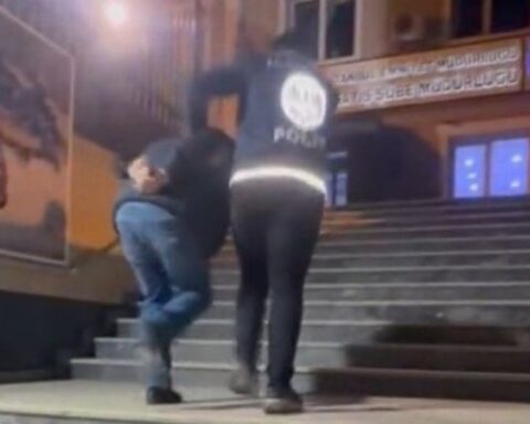 İstanbul'da Polis Yeleğiyle Yayın Yapan Şahıs Gözaltına Alındı