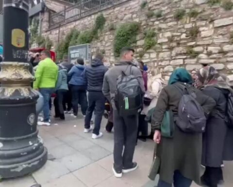 İstanbul'da Yerebatan Sarnıcı'na 1 TL'lik giriş ücretiyle yoğun ilgi: Uzun kuyruklar oluştu