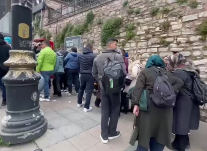 İstanbul'da Yerebatan Sarnıcı'na 1 TL'lik giriş ücretiyle yoğun ilgi: Uzun kuyruklar oluştu