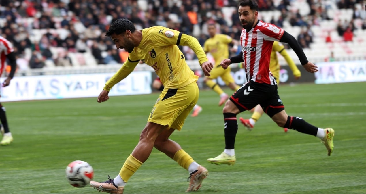 İstanbulspor, Özbelsan Sivasspor'u 3-1 yenerek play-off umutlarını artırdı