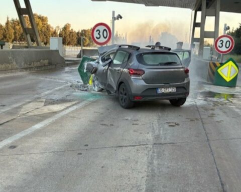 İzmir'de Otomobil Kazası Sonrası Yangında Sürücü Hayatını Kaybetti