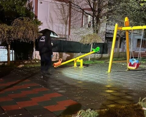 İzmir'de Parkta Oynayan 2 Yaşındaki Çocuğa Bıçaklı Saldırı Gerçekleşti