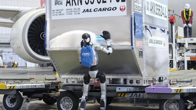 Japonya'da Havalimanında İnsansı Robotlar Çalışmaya Başladı