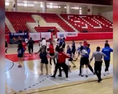 Kadın futbolcuların mücadelesi, gerginliğe ve kavgalara dönüştü