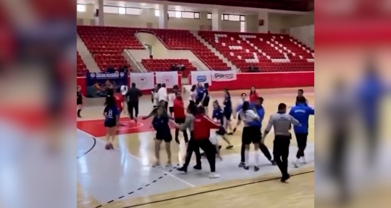 Kadın futbolcuların mücadelesi, gerginliğe ve kavgalara dönüştü