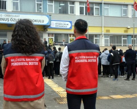 Kahramanmaraş'ta Ayser Çalık Ortaokulu, yeni binasında eğitimine başladı ve destek ekipleri de okulda görev aldı