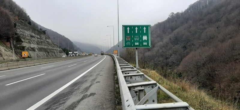 Kamyon ve tır sürücüleri, otoyollarda sol şerit ihlalinde cezai işlemlerle karşılaşıyor