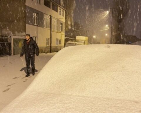 Kars’ta Nisan Ortasında Sürpriz Kar Yağışı Etkili Oldu