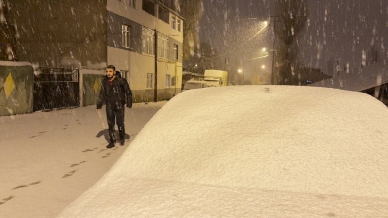Kars’ta Nisan Ortasında Sürpriz Kar Yağışı Etkili Oldu