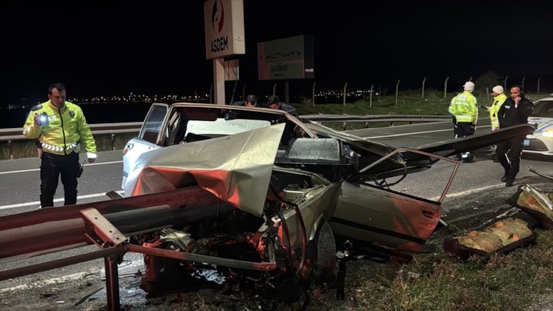 Kütahya'da Kontrolden Çıkan Otomobil Bariyere Çarptı, Sürücü Hastanede Hayatını Kaybetti