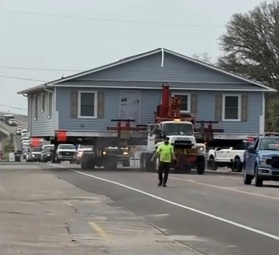 Kuzey Carolina'da Devasa Ev Taşıma İşlemi Trafikte Uzun Beklemelere Yol Açtı
